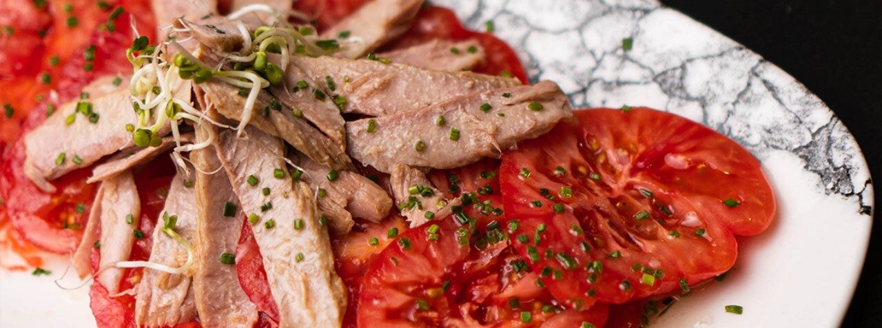 Ensalada de tomate con ventresca Ensalada de tomate con ventresca
