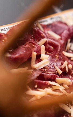 Cecina con lascas de parmesano Cecina con lascas de parmesano