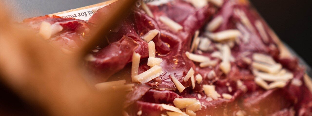 Cecina con lascas de parmesano Cecina con lascas de parmesano
