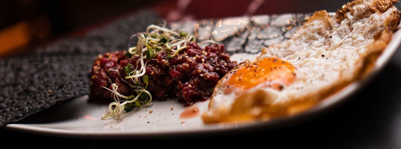 Steak tartar clásico con su huevo frito Steak tartar clásico con su huevo frito